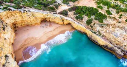 Strand in Albufeira in der Algarve, Portugal [Bildquelle: © Krivinis | Canva]