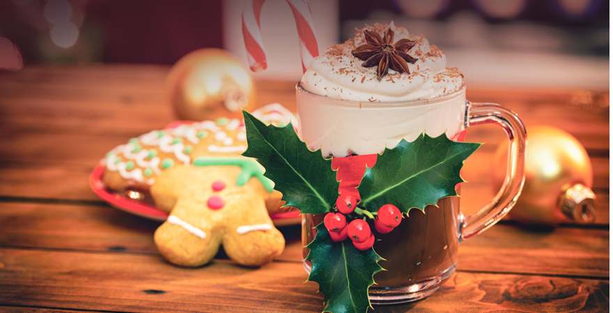 Heiße Schokolade in weihnachtlich geschmückter Tasse