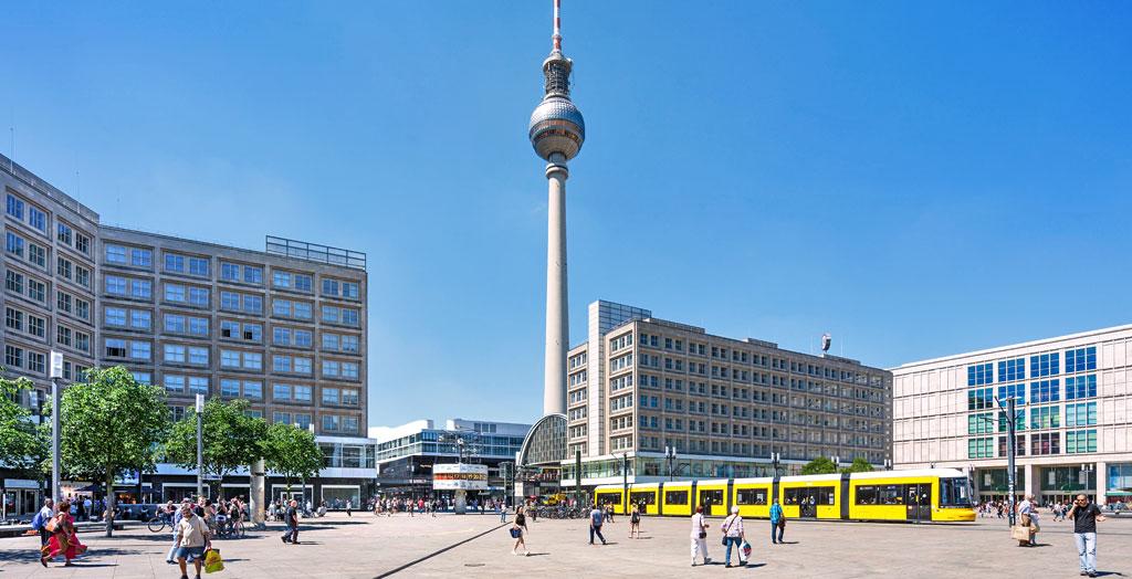 Alexanderplatz mit Weltzeituhr und Fernsehturm in Berlin