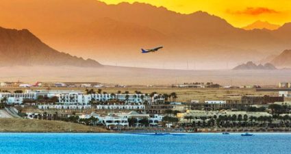 Flugzeug im Landeanflug zum Flughafen Sharm El Sheikh, Ägypten