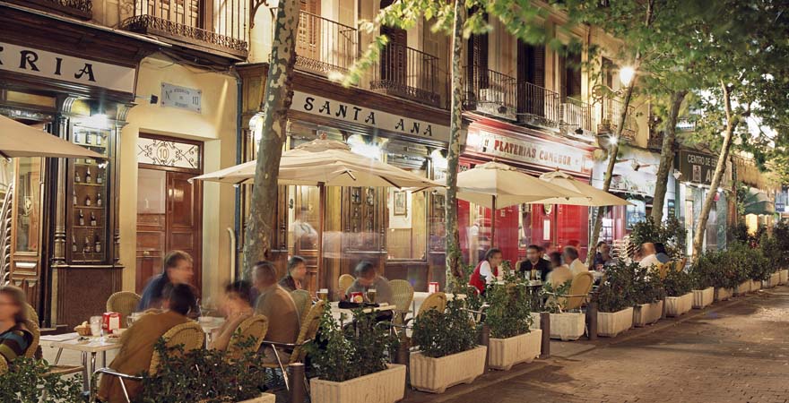 Restaurants am Plaza de Santa Ana am Abend in Madrid