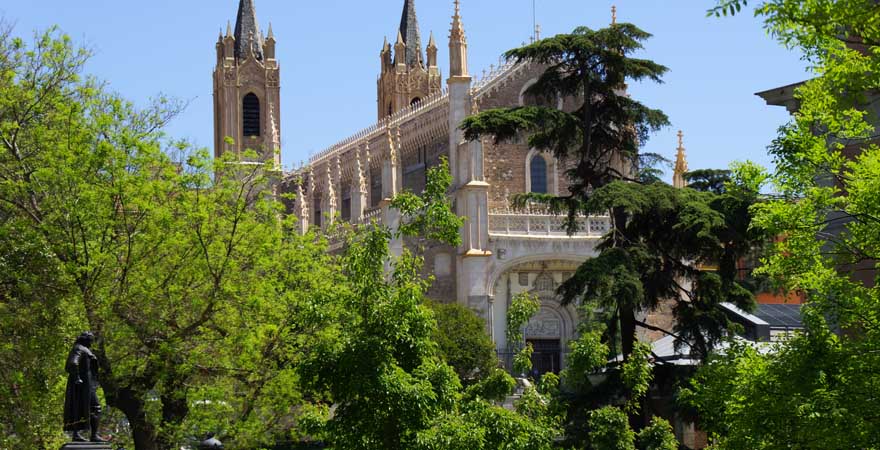Blick auf die Kirche Los Jerónimos zwischen grünen Bäumen