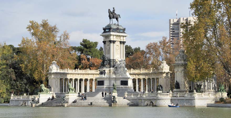 König-Alfonso-Statue in der Nähe des Sees im Retiro-Park in Madrid
