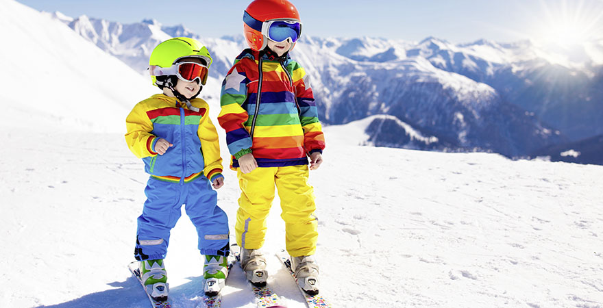 Kinder auf Skiern im Schnee
