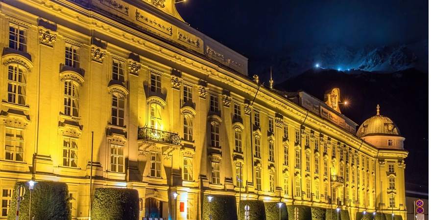 die Innsbrucker Hofburg wird nachts angestrahlt