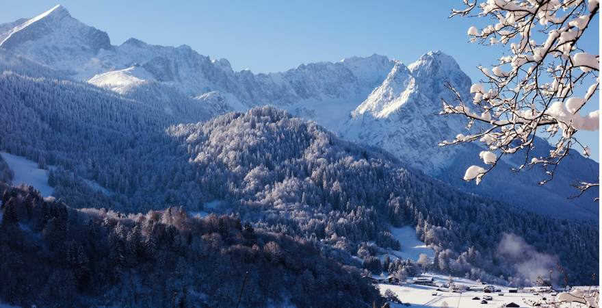 Blick auf schneebedeckte gipfel in Garmisch-Partenkirchen
