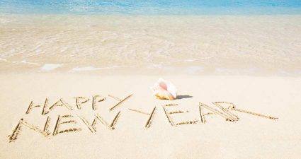 happy new year schriftzug im Sand