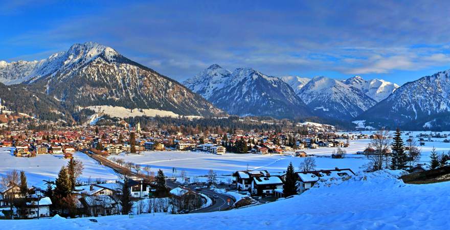 Blick über das verschneite Tal auf Oberstdorf