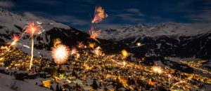 Feuerwerk in einem winterlichen bergdorf