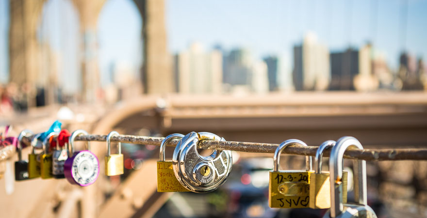 Liebesschlösser aufgehängt an der Brooklyn Bridge in New York