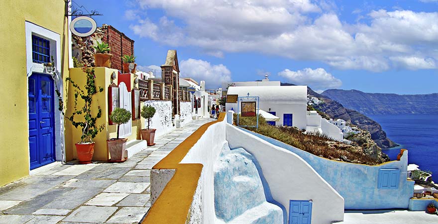 Bunte Häuser von Oia auf Santorini an der Küste
