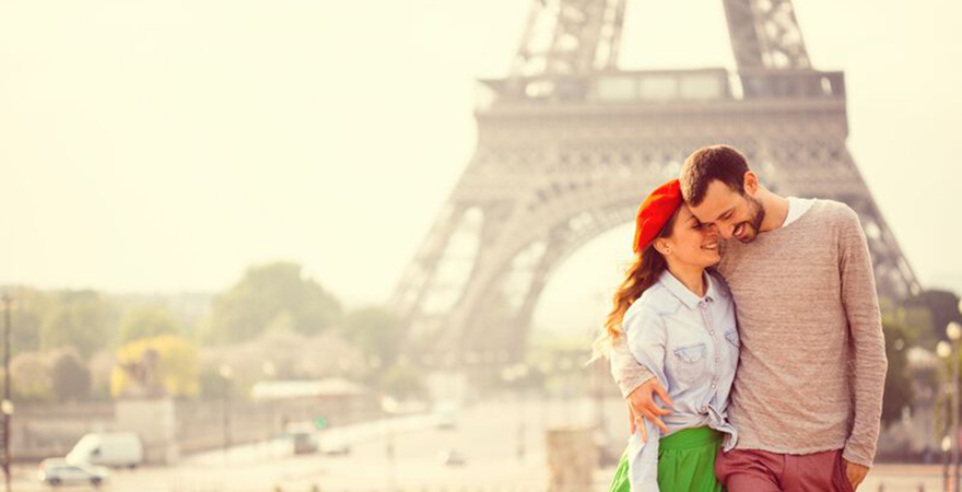 Paar turtelnd vor dem Eiffelturm in Paris