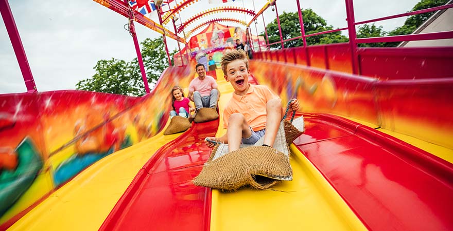 Kinder auf einer großen Rutsche in einem Freizeitpark in Deutschland