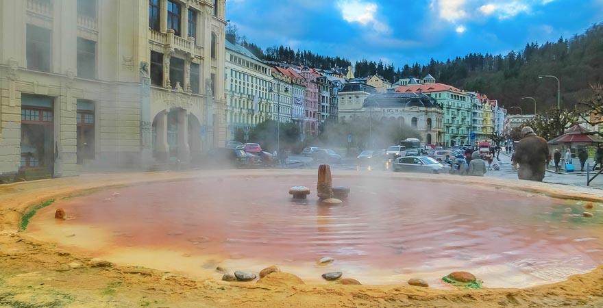 Brunnen mit heißen Quellen in der Kurstadt Karlovy Vary in Tschechien