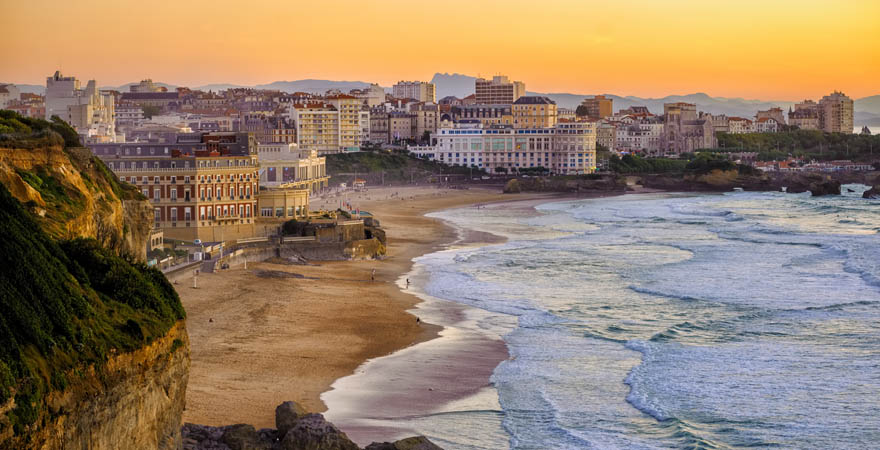 Luftaufnahme von der Stadt Biarritz mit Strand im Vordergrund