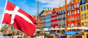 Dänemark-Flagge am Hafen Nyhavn in Kopenhagen