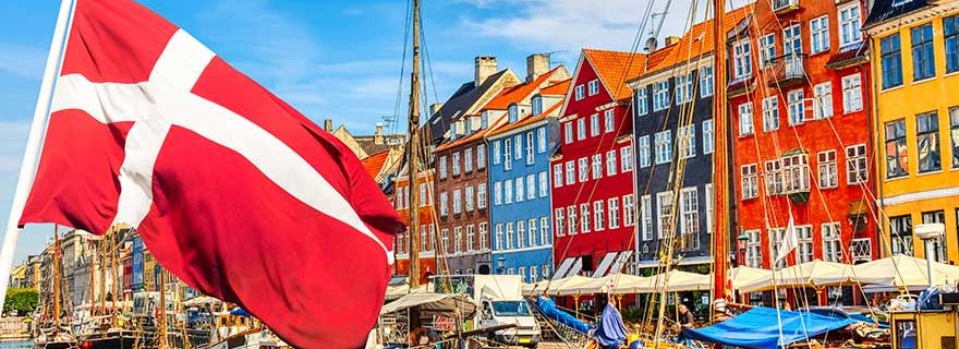 Dänemark-Flagge am Hafen Nyhavn in Kopenhagen