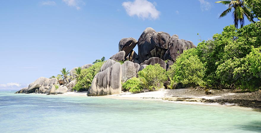 Strand mit typischen Granitfelsen auf den Seychellen