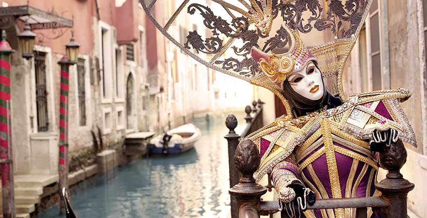 Kostümierte Person in den Gassen von Venedig an Karneval