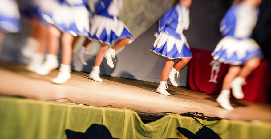 Mädchen tanzen den Gardetanz beim Karneval in Köln