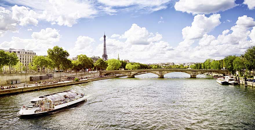 Seine in Paris mit Boot, Brücke und Eifelturm im Hintergrund