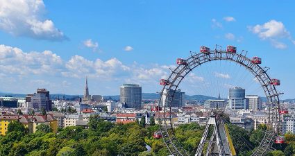 Riesenrad am Prater und Skyline von Österreichs Hauptstadt Wien