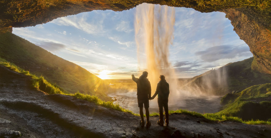 Paar genießt die Aussicht auf die Landschaft in Island