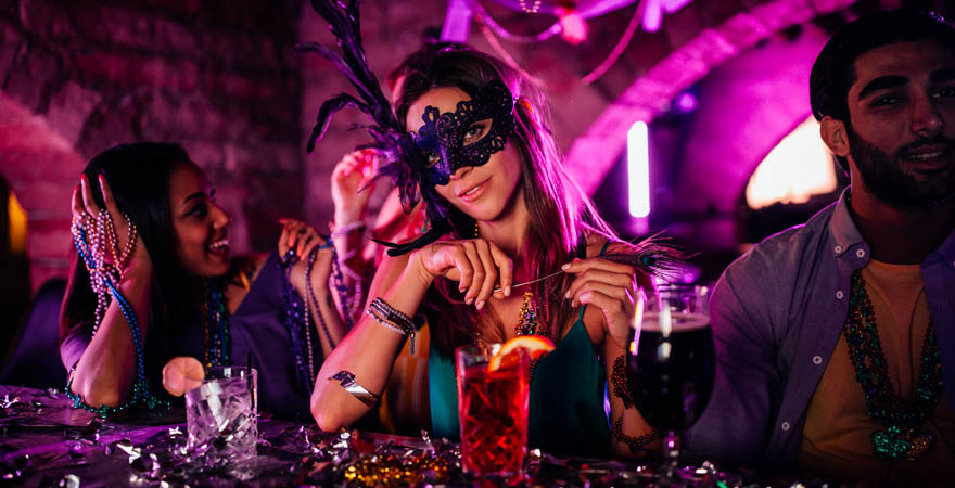 Frau mit Maske an der Bar beim Karneval in einer Partylocation in Würzburg