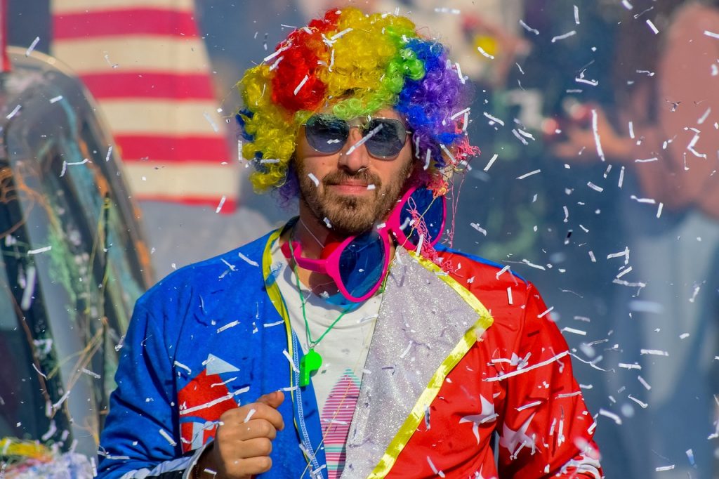 Mann in buntem Kostüm beim Karneval in Braunschweig