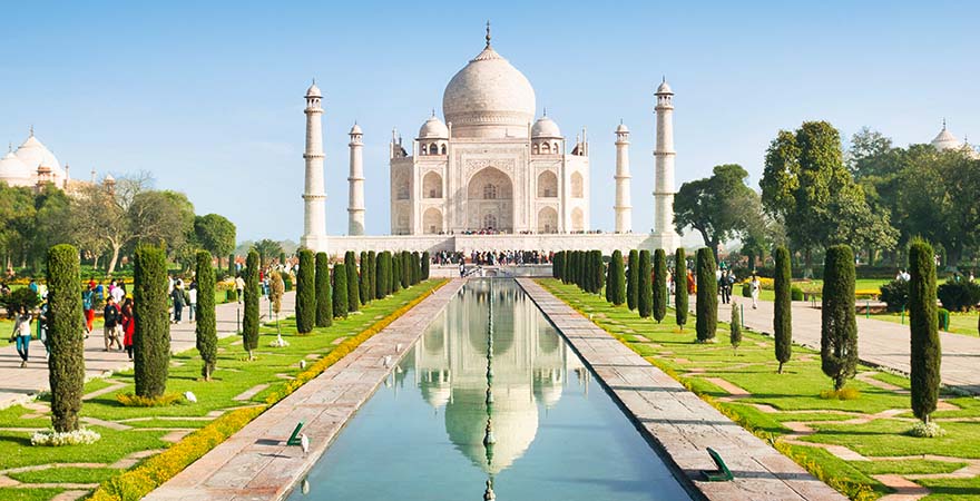 Blick frontal auf den Taj Mahal in Indien
