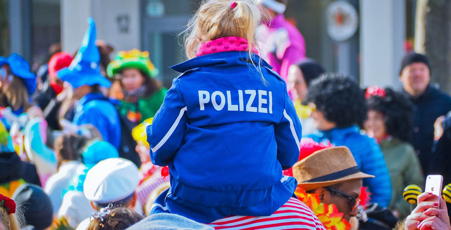 Kind mit Polizeijacke beim Kinderfasching in Nürnberg