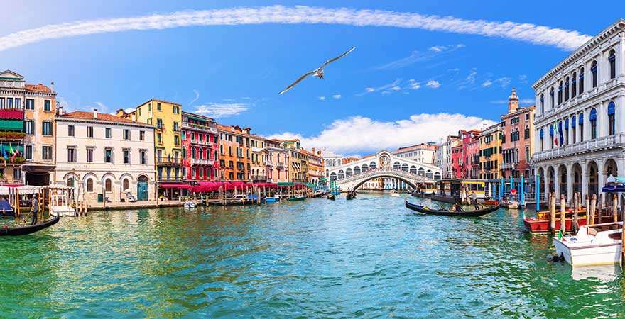 Canal Grande mit Rialtobrücke in Venedig, Italien