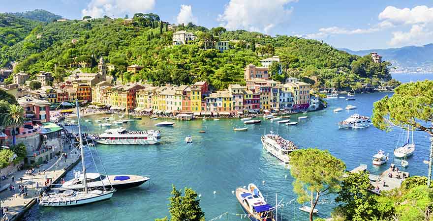 Blick auf den Hafen von Portofino in Italien umrahmt von bunten Häusern
