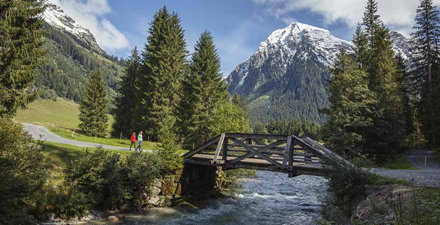 Ein Paar wandert durch die Schweizer Alpen