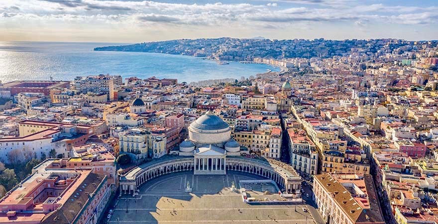 Blick auf Neapel mit dem Piazza Plebiscito und auf das Tyrrhenische Meer