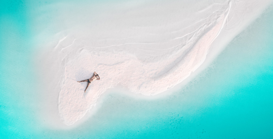 Ein Mann entspannt am Strand einer Karibikinsel