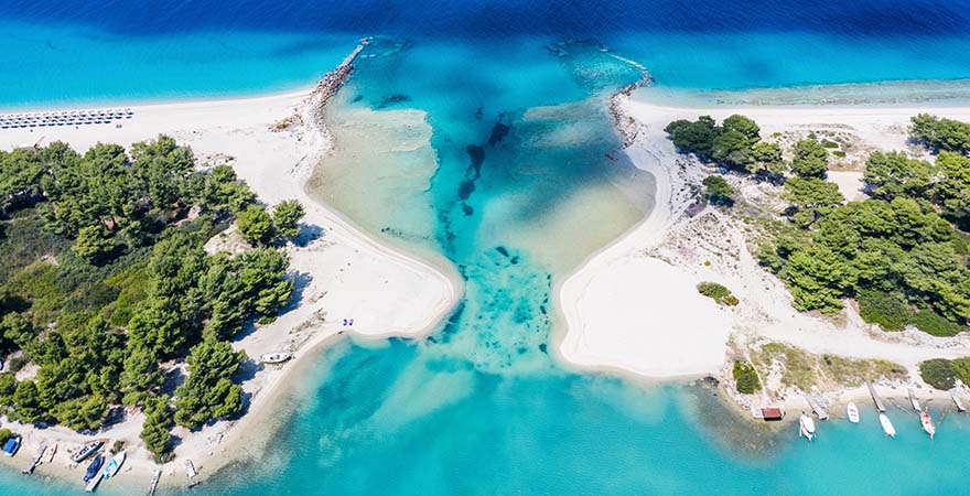 Luftansicht auf einen schönen weißen Sandstrand und türkisem Wasser auf der Halbinsel Chalkidiki