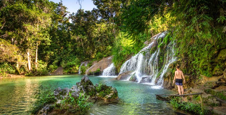 Blick auf einen Wasserfall im Naturpark El Nichoin in Kuba