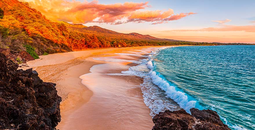 Sonnenaufgang am Makena Beach auf Maui, Hawaii