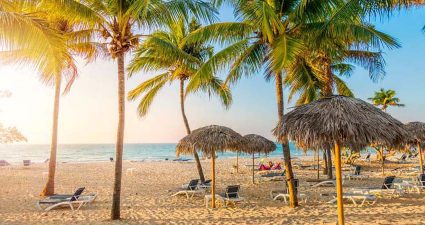 Kubanischer Strand mit Sonnenliege und Palmen, Varadero, Kuba