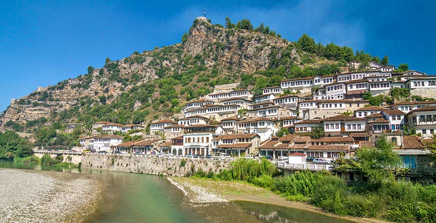 Hunderte osmanische Häuschen im historischen Stadtviertel Mangalem in Berat