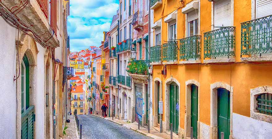 Eine Straße mit bunten Häusern in der Altstadt von Lissabon