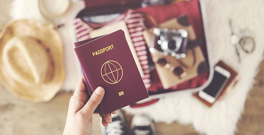 Passport und im Hintergrund ein Koffer