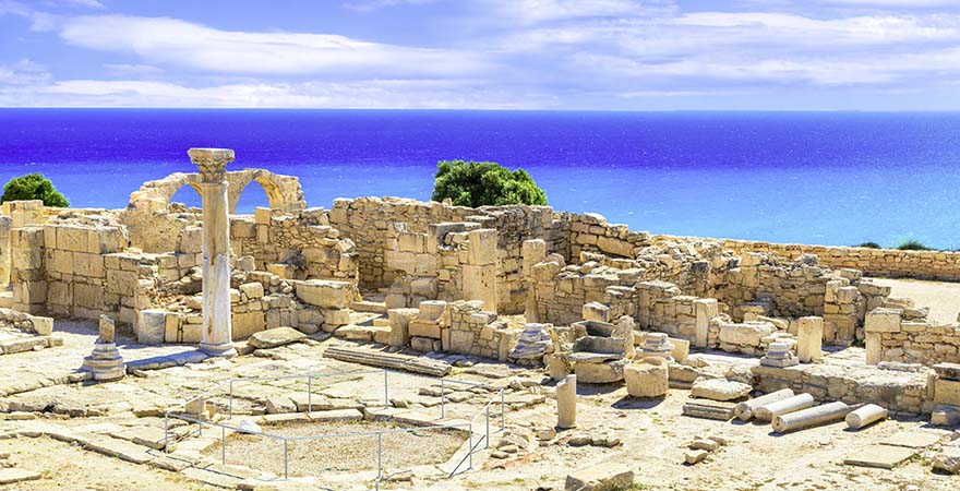 Blick auf den antiken Tempel Kurion und auf das Mittelmeer in Griechenland