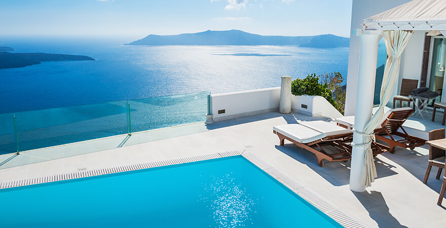 Blick aus einem Infinite Pool auf Santorini