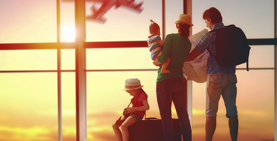 Familie mit Kind am Flughafen