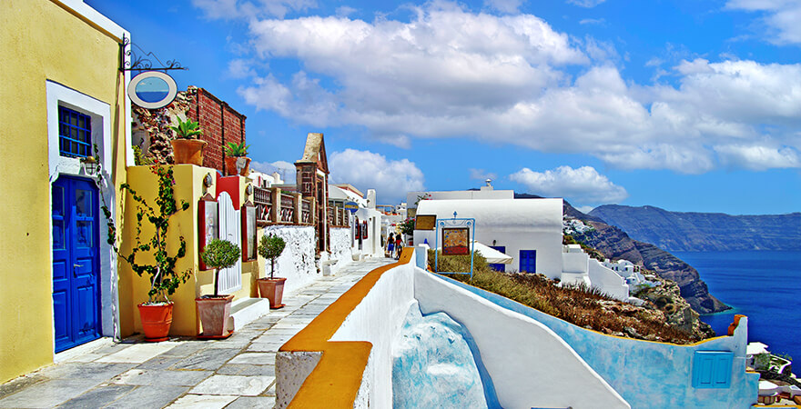 Farbenfrohe Straße in Oia auf Santorini