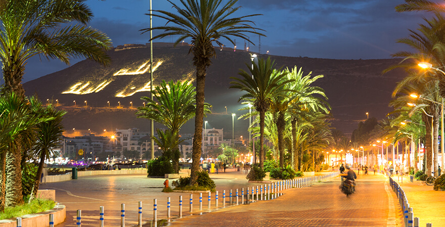 Promenade von Agadir in Marokko bei Sonnenuntergang