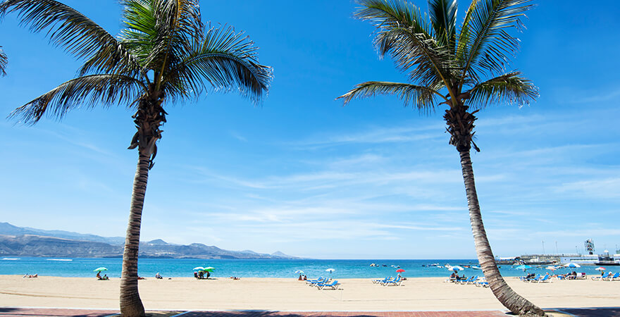 Strand Playa de Las Canteras auf Gran Canaria mit feinen goldgelben Sand