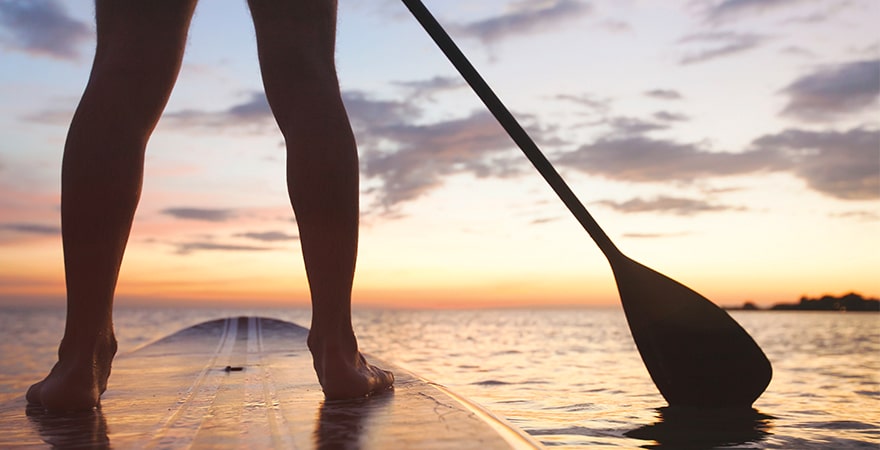 SUP, Standup Paddle am Strand bei Sonnenuntergang in Taghazout